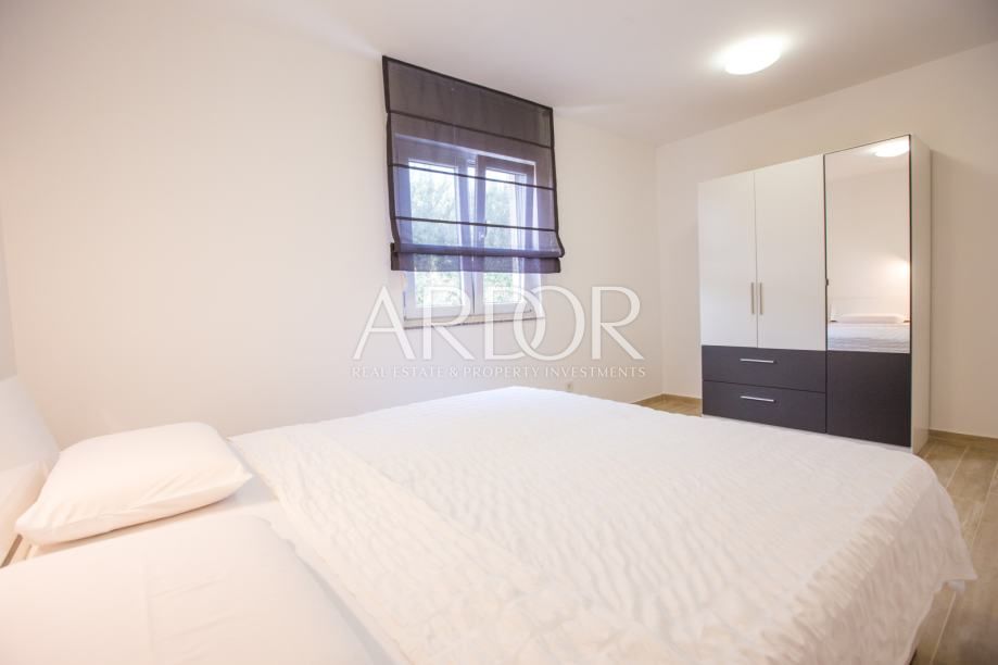 Rab, stan novije gradnje 150m od mora