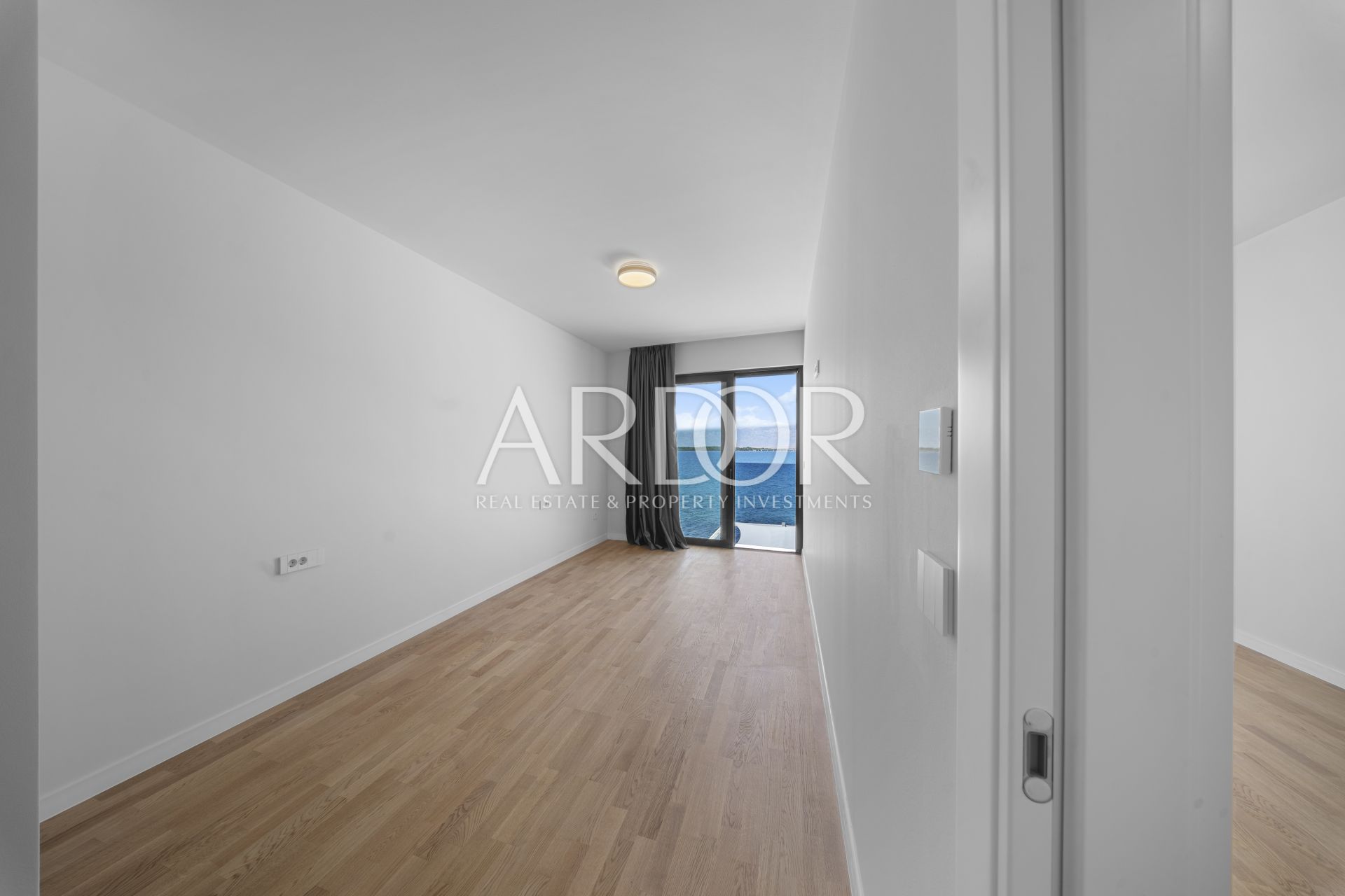 Okolica Zadra, dvoetažni apartman prvi red do mora!