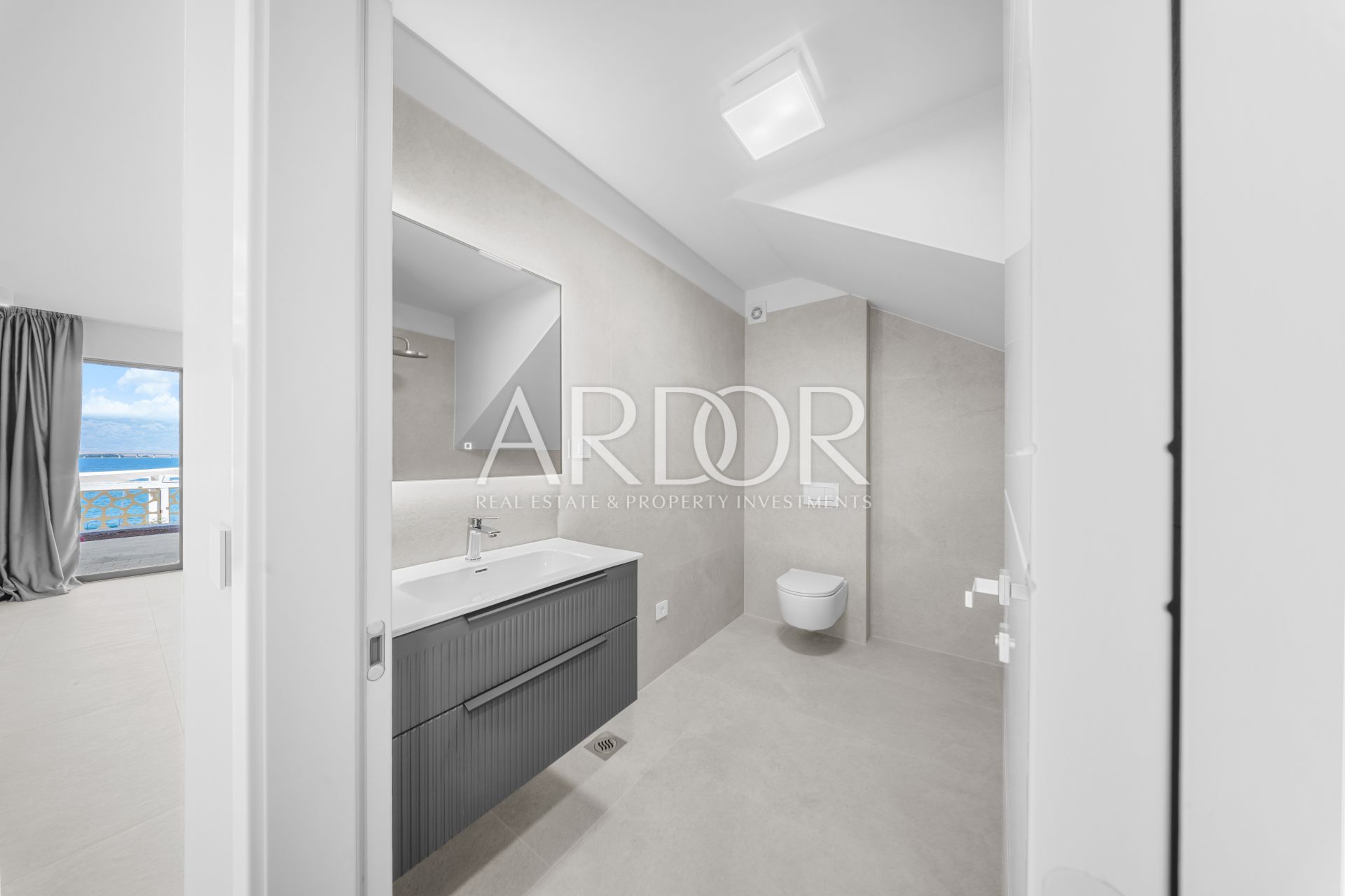 Okolica Zadra, dvoetažni apartman prvi red do mora!