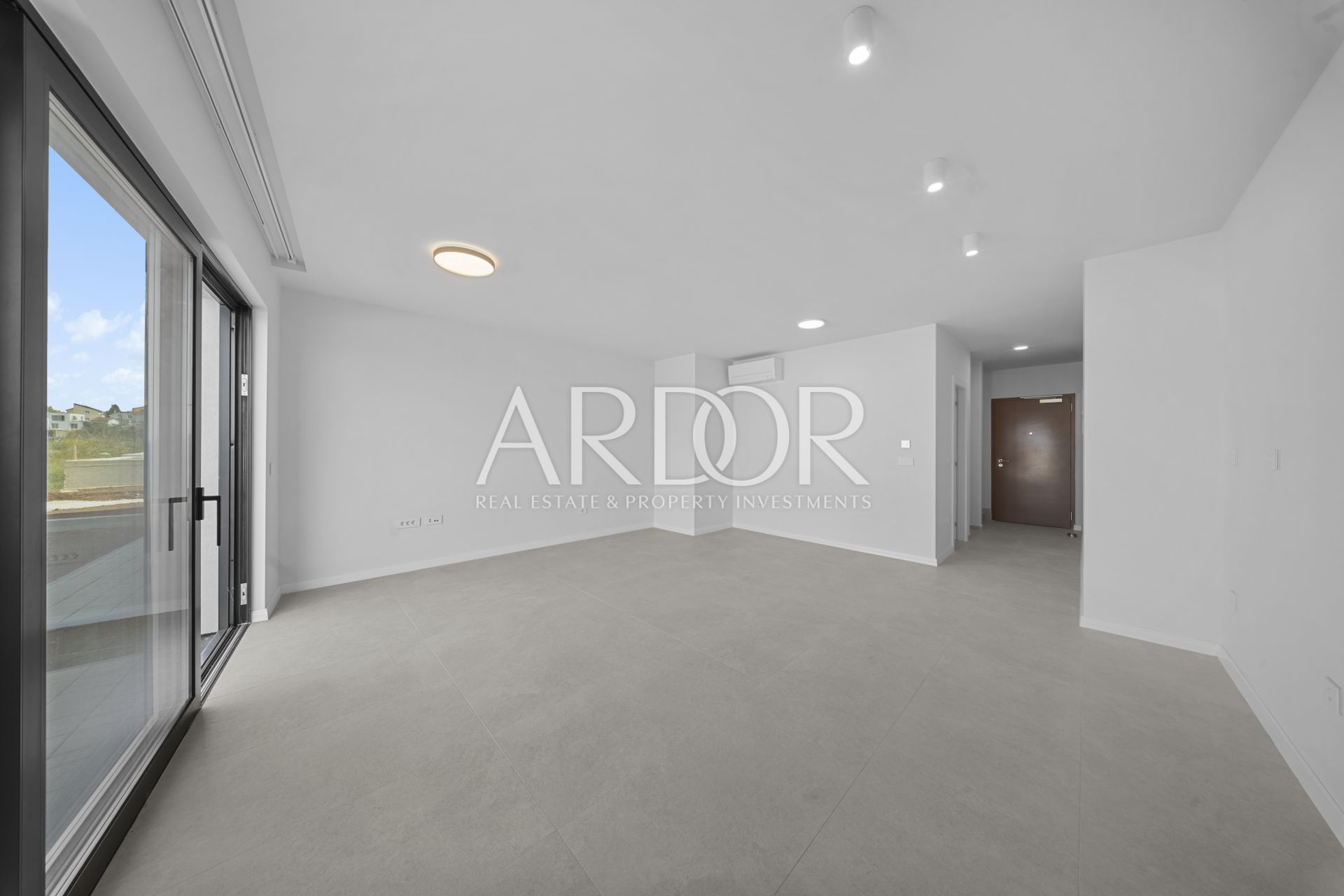 Okolica Zadra, dvoetažni apartman prvi red do mora!