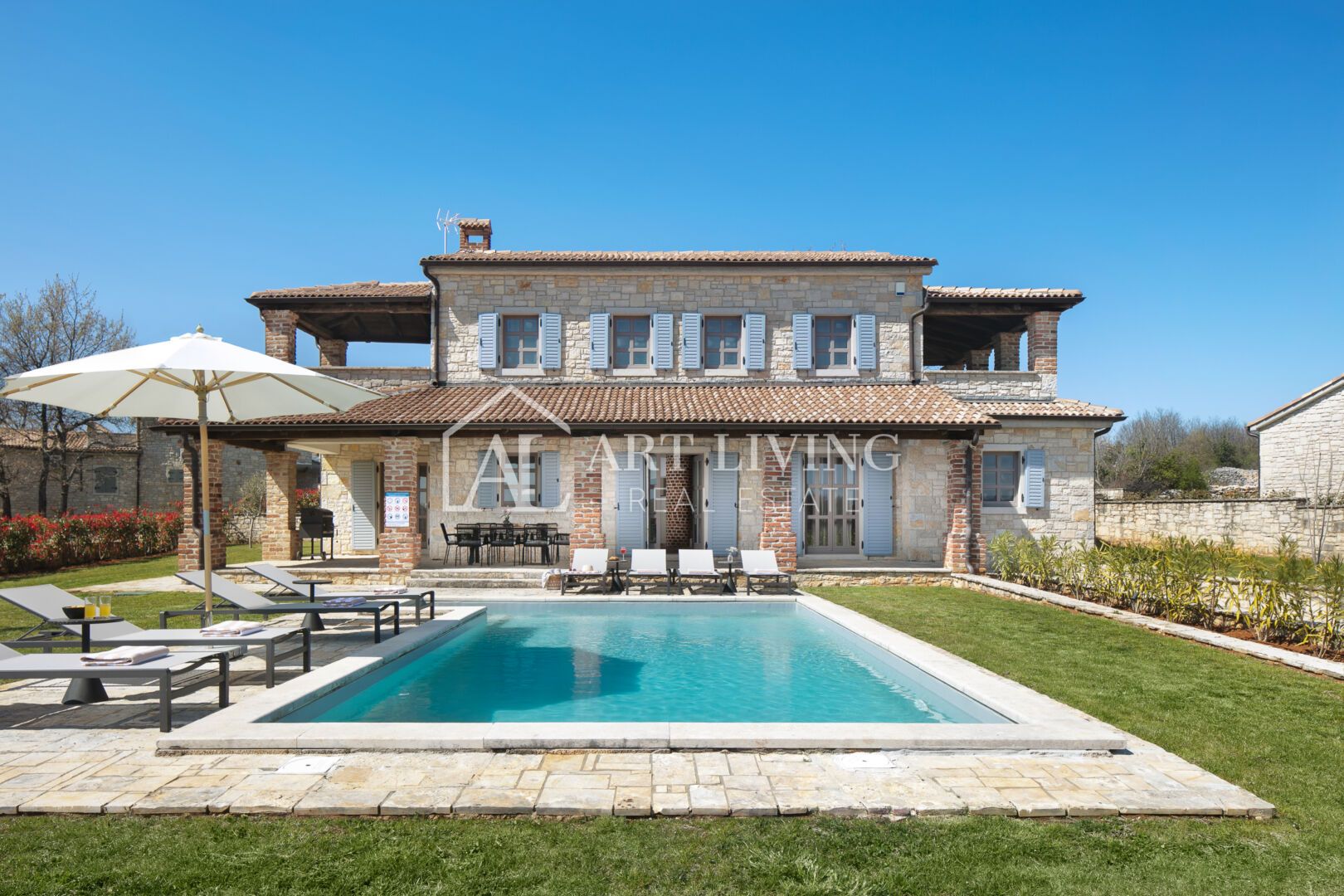 Poreč, surroundings – rustic stone villa with swimming pool in Istrian style