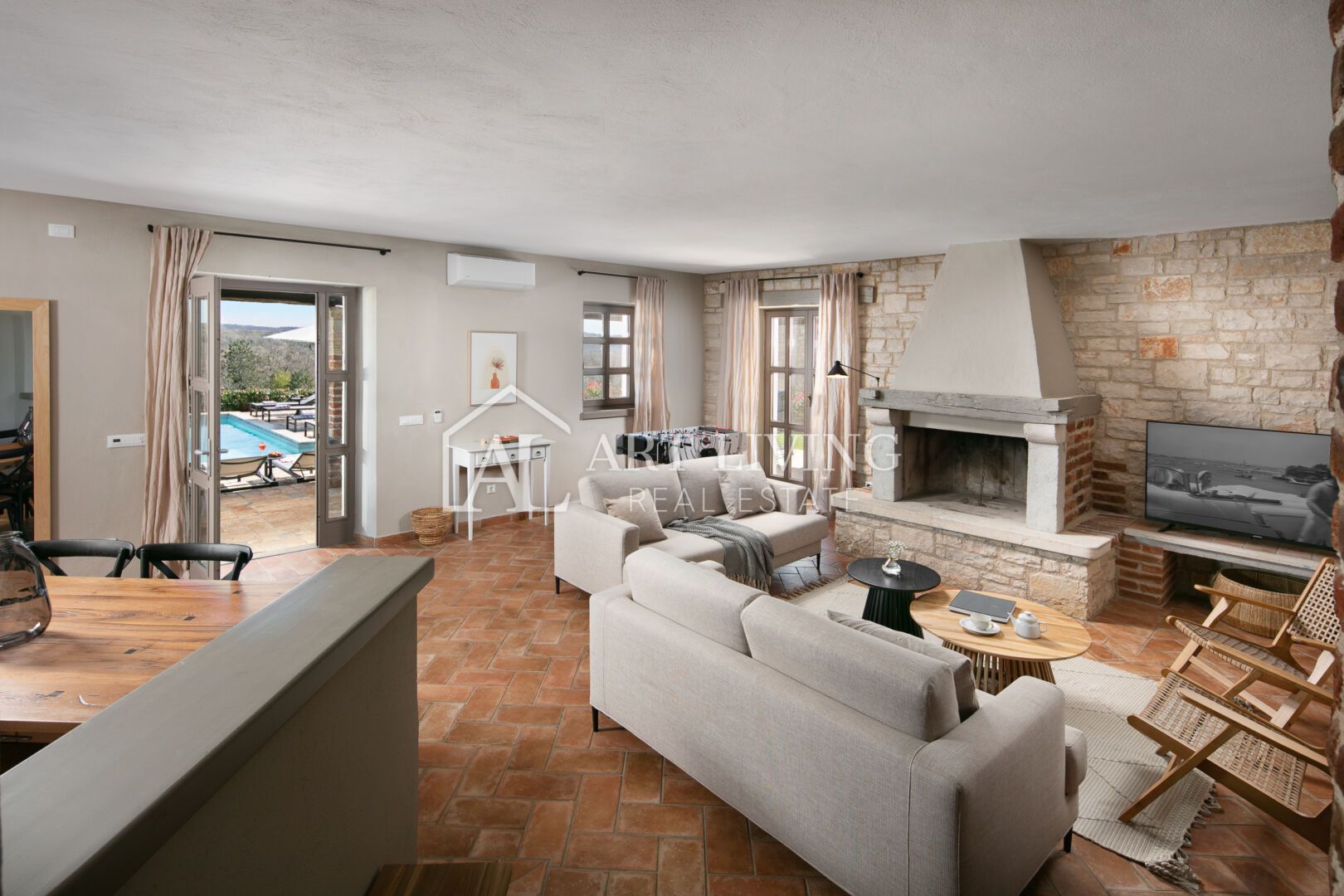 Poreč, surroundings – rustic stone villa with swimming pool in Istrian style