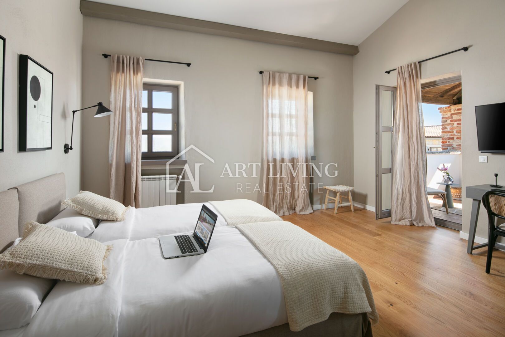 Poreč, surroundings – rustic stone villa with swimming pool in Istrian style