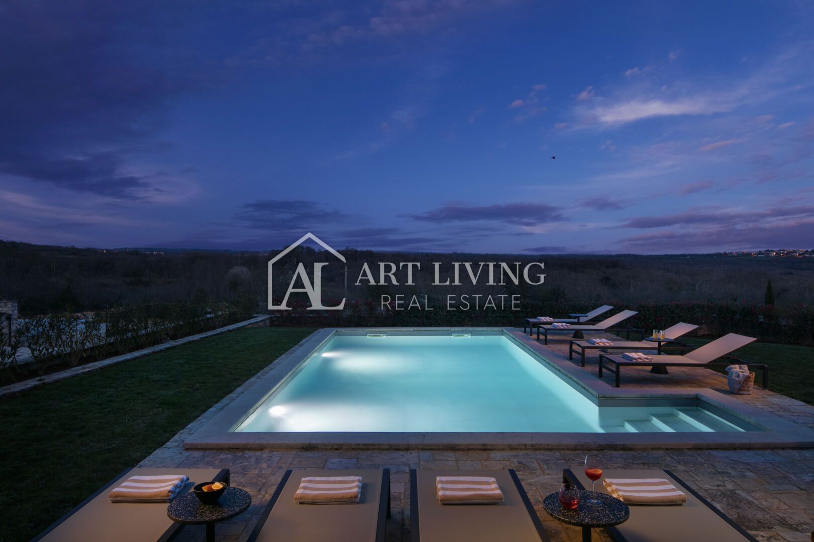 Poreč, surroundings – rustic stone villa with swimming pool in Istrian style