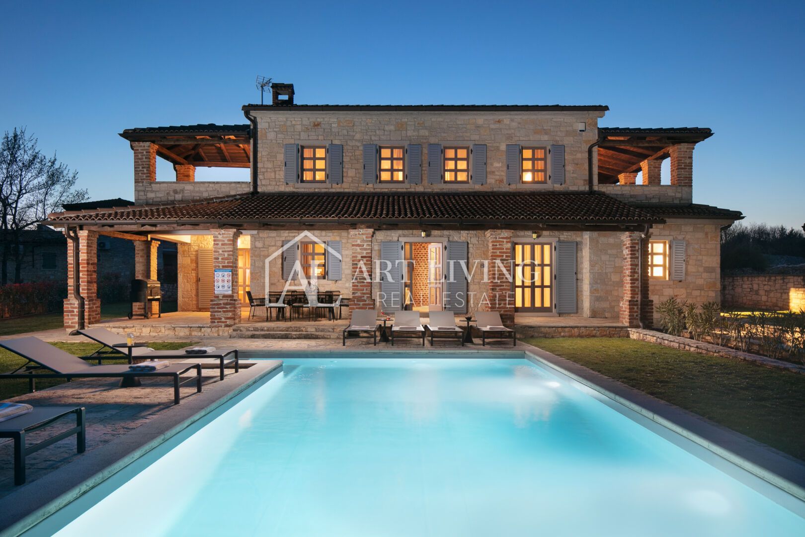Poreč, surroundings – rustic stone villa with swimming pool in Istrian style