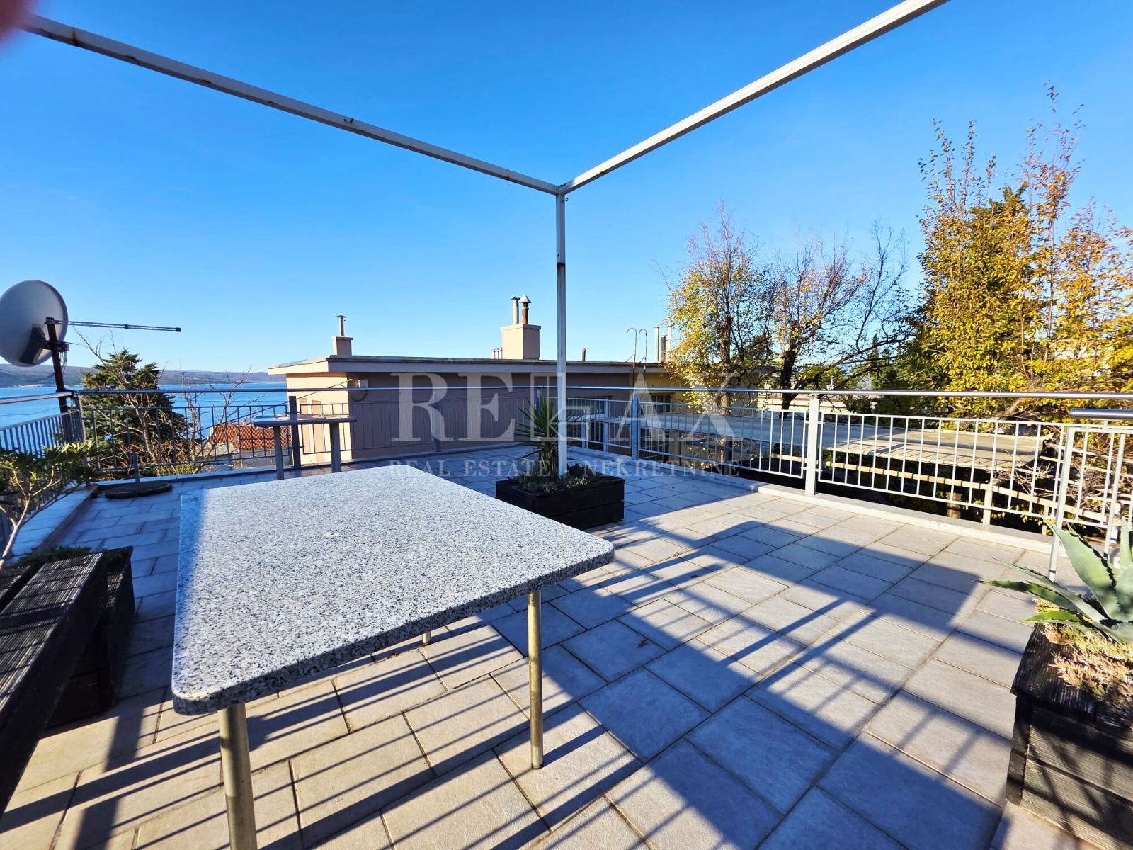 Crikvenica - kuća s 2 stana, 180 m od plaže