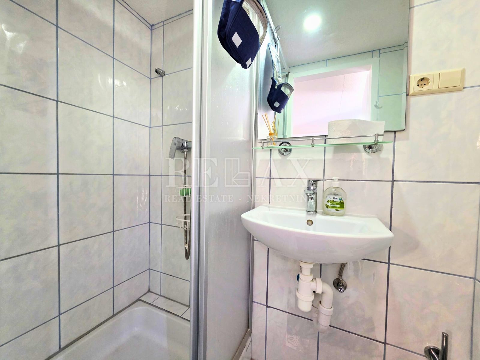 Crikvenica - kuća s 2 stana, 180 m od plaže