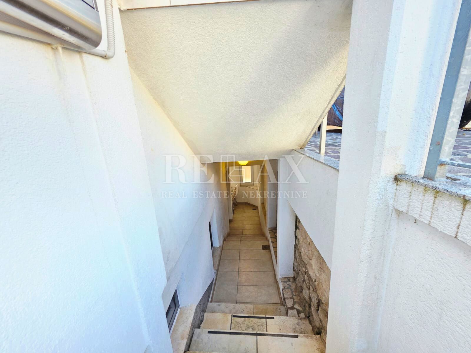 Crikvenica - kuća s 2 stana, 180 m od plaže