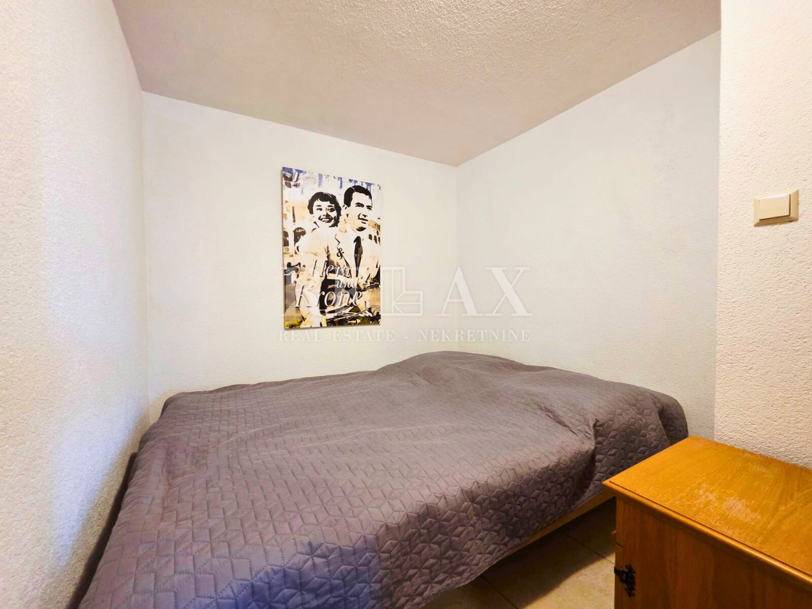 Crikvenica - kuća s 2 stana, 180 m od plaže