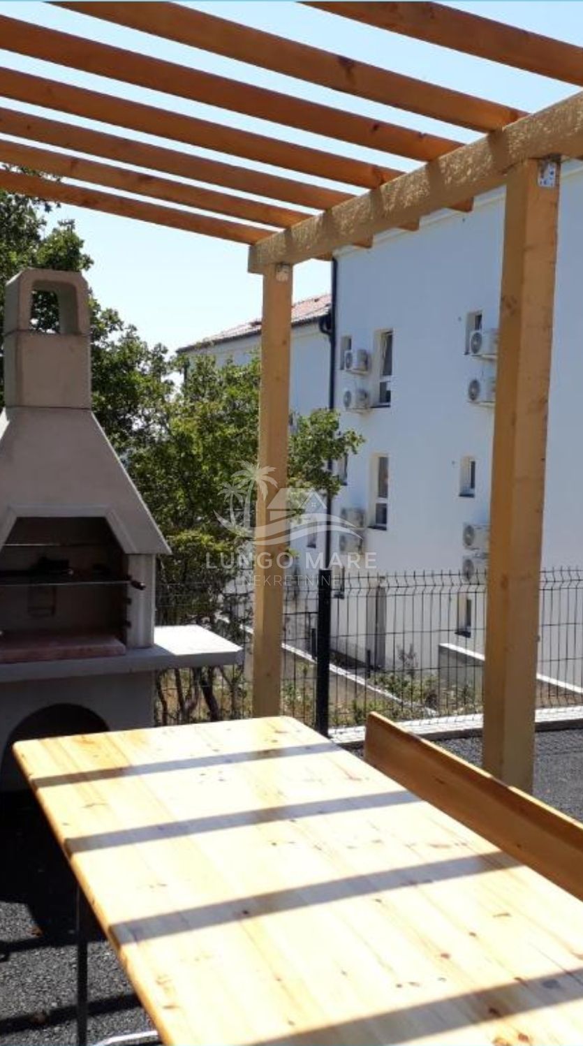 Crikvenica, kompleks 4 stana u zgradi, pogled na more!